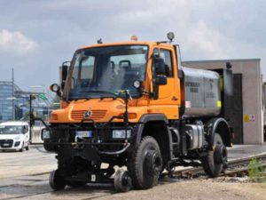 Engin rail route UNIMOG - véhicule sur rail