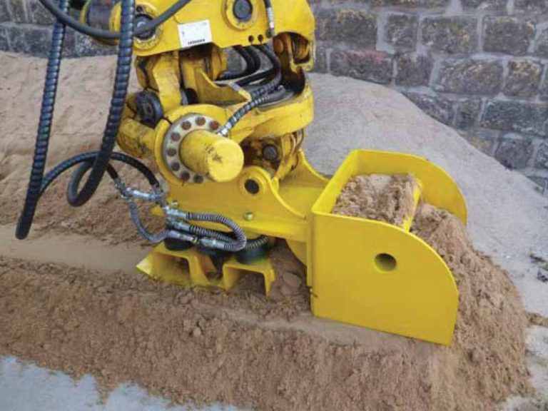 Sand leveling device