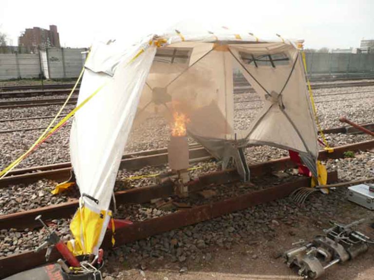 Shelter for aluminothermic welds