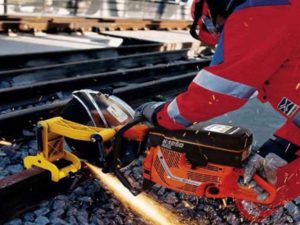 Tronçonneuse a rail pour travaux ferroviaires