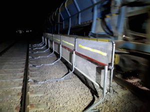 barriere protection chantier ferroviaire train nuit