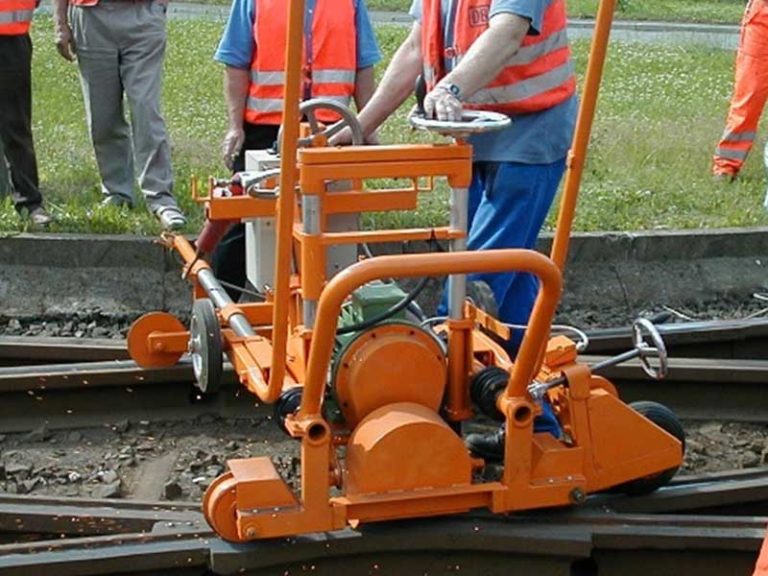 MEULEUSE DE RAILS ELECTRIQUE AUTOMOTRICE RoV 135 A