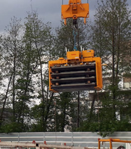 grutage par palonnier pour manutention de paquets de traverses autonome et radiocommandé