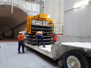 manutention palonnier pour manutention de paquets de traverses autonome et radiocommande chantier tunnel ferroviaire