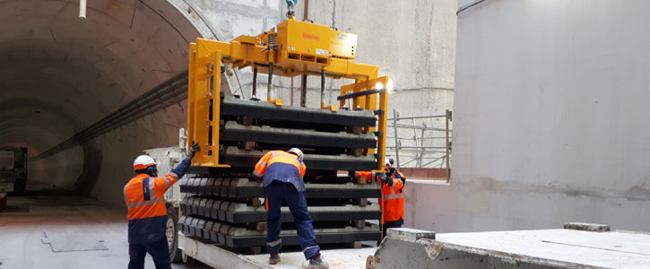 palonnier pour manutention de paquets de traverses autonome et radiocommande chantier tunnel ferroviaire