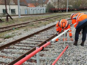 préparation support pose barrière sécurité pour chantier ferroviaire sncf
